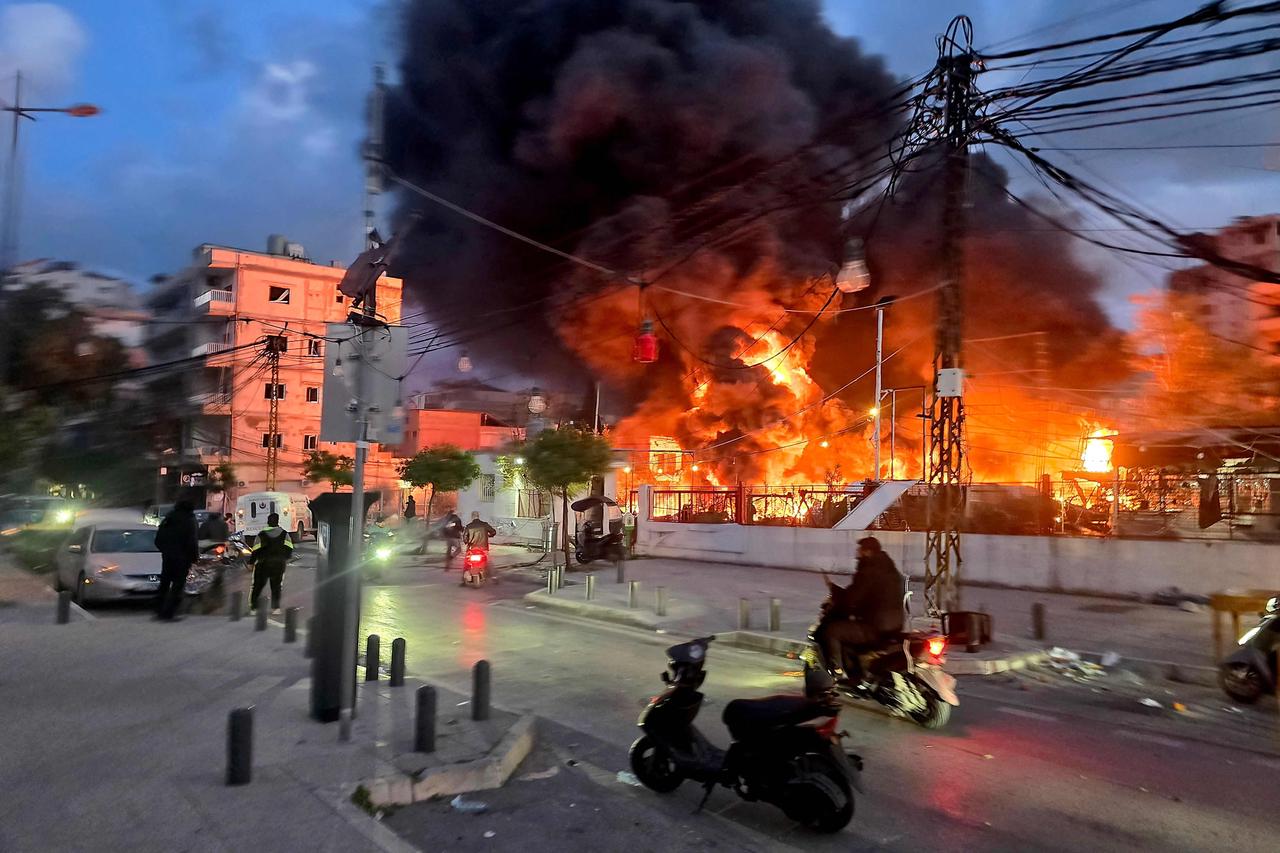 当地时间周三，黎巴嫩南部沿海城市提尔（Tyre）一座太阳能发电厂遭受以色列空袭，