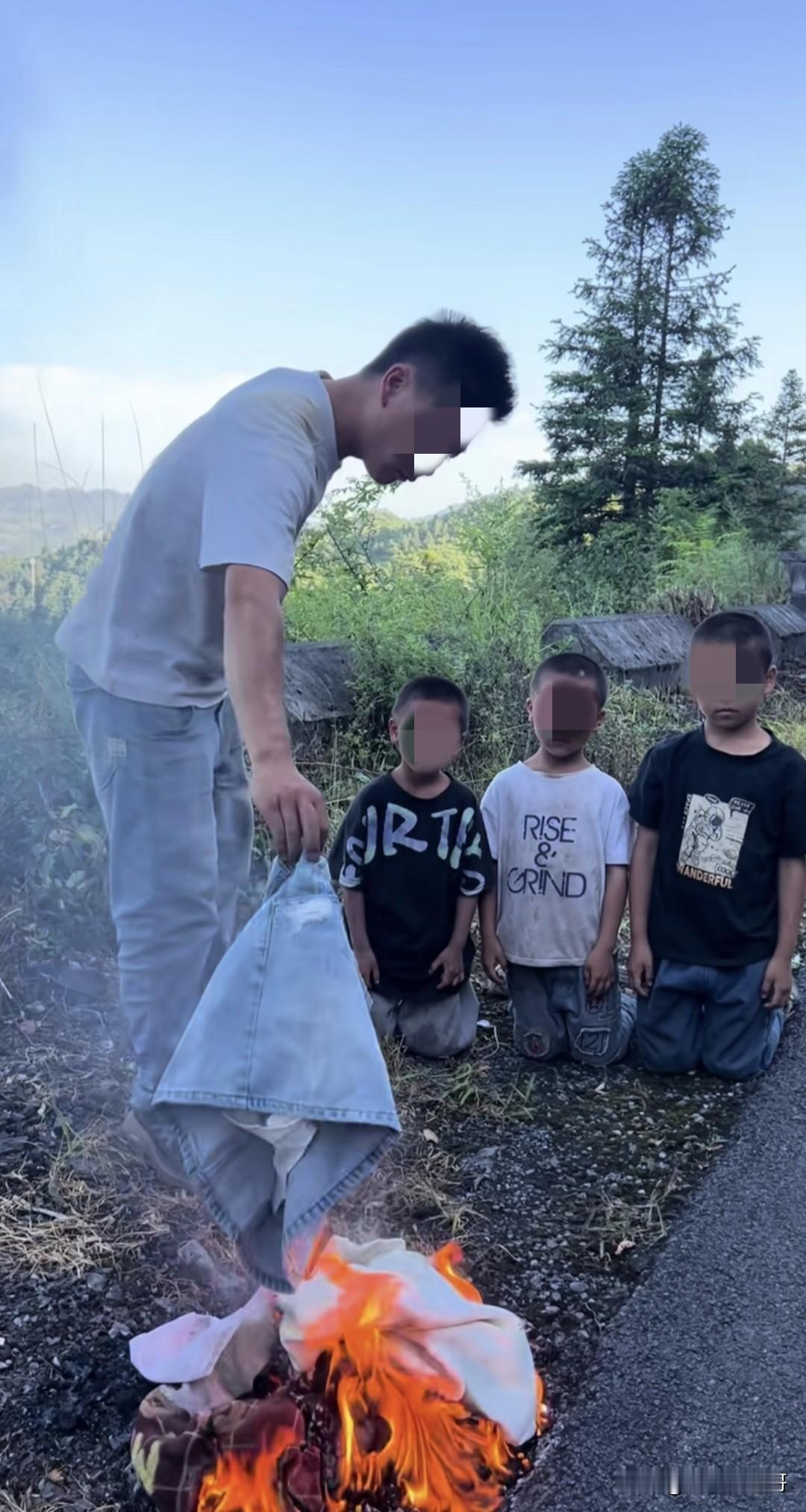 刚刷到这个视频的时候，我以为是孩子妈妈去世了，结果一看文案，是这男的跟老婆离婚了