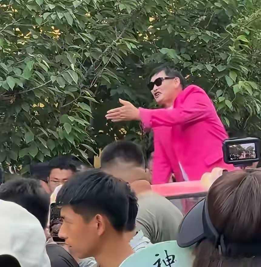 朱之文为什么又火了，他真是花期最长的草根艺人，家里天天被人围着拍视频，有人黑他他