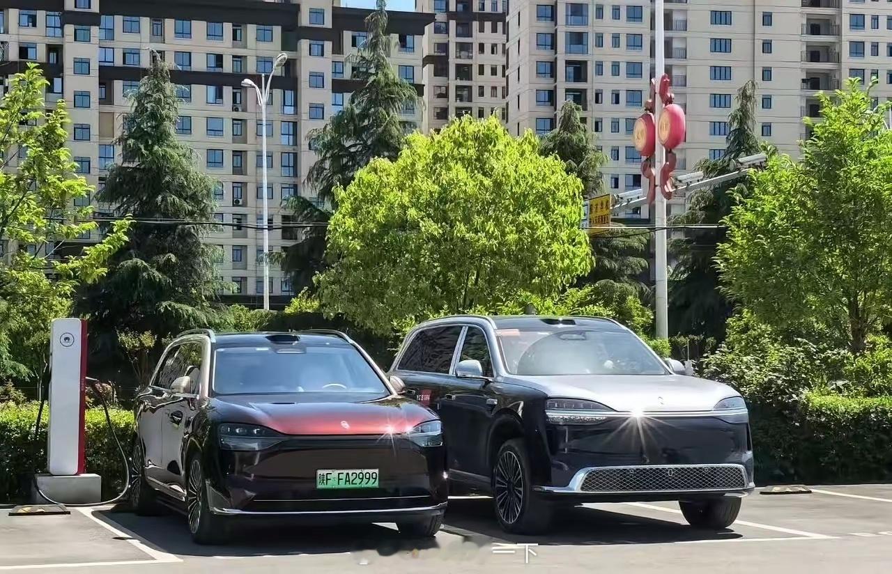 虽然全新问界M9抬高了悬架，但还是能明显感受到比老M9大很多的，镀铬是个好东西，