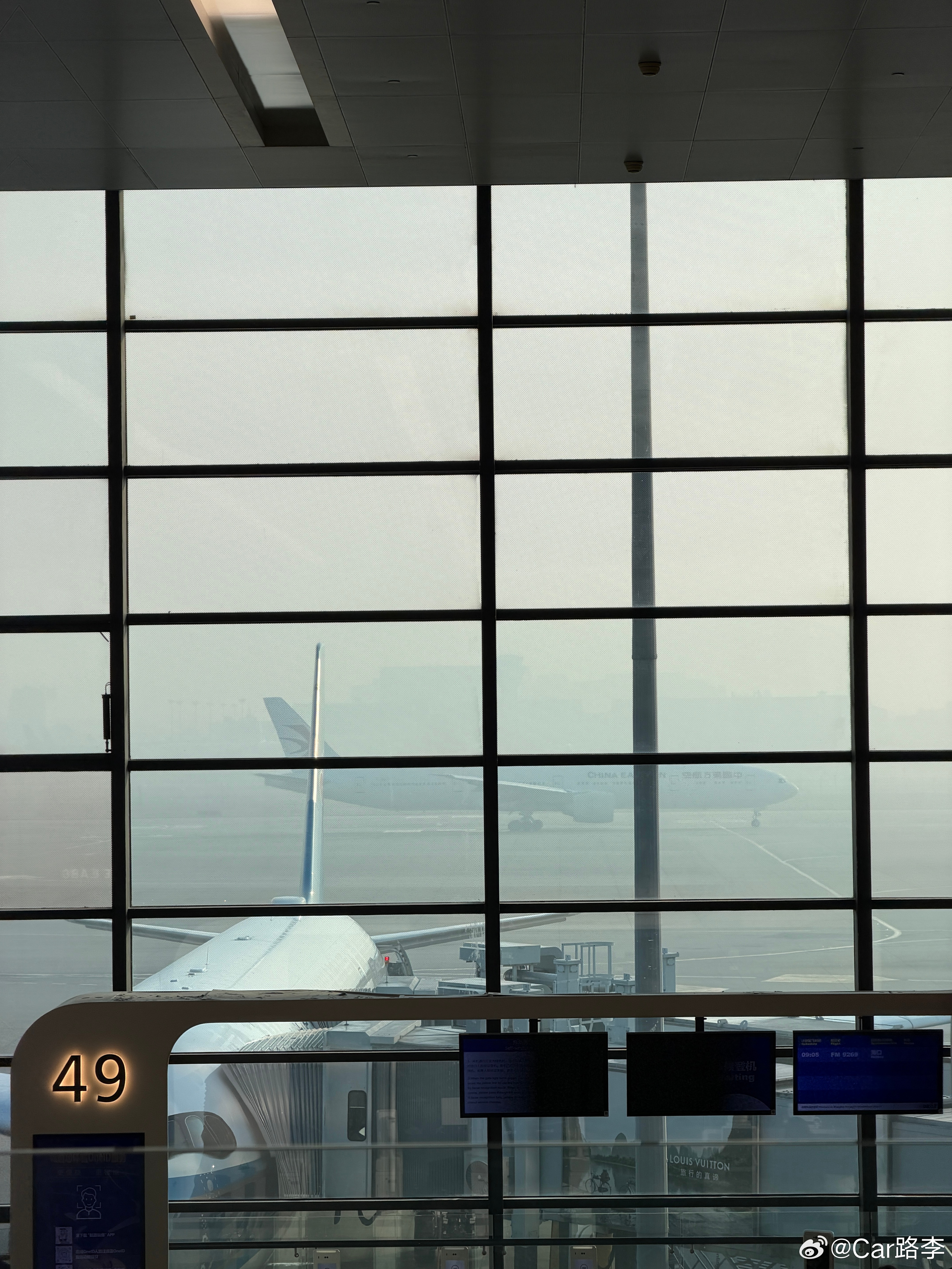 上海今天早上的大雾导致虹桥能见度极低据说浦东机场已经有不少国际航班延误和备降大家