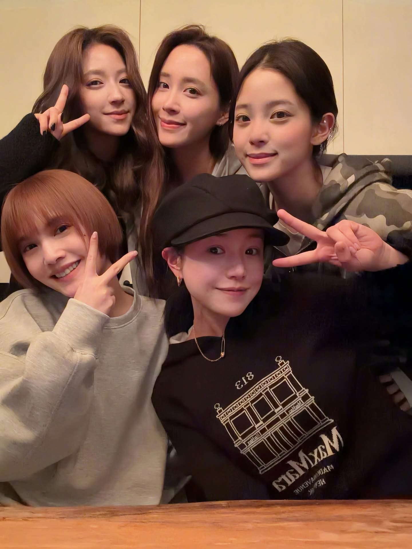 杨丞琳、陈妍希、欧阳妮妮、欧阳娜娜、欧阳娣娣新年聚会🧨🧧 