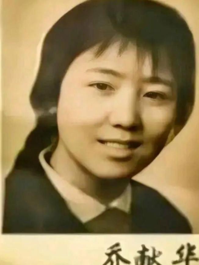 1972年，泥瓦匠张复生娶了城里的女知青，晚上睡觉他发现妻子的腰变粗了。他以为妻