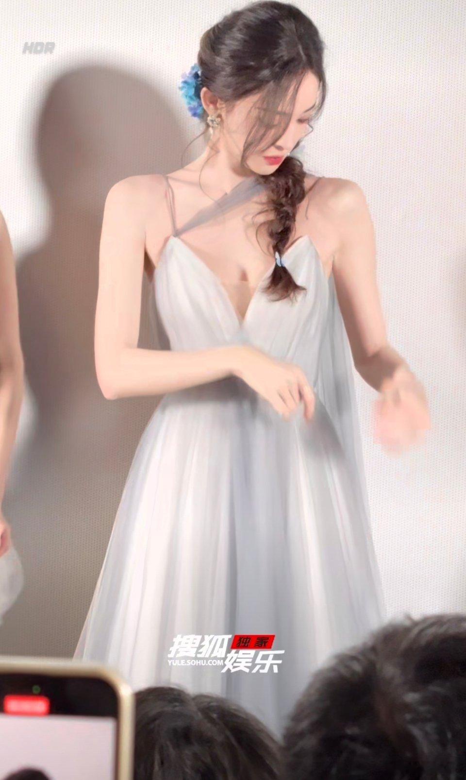 娜扎跳舞肩带断了姐还是很美啊下次穿质量好的裙子  深圳