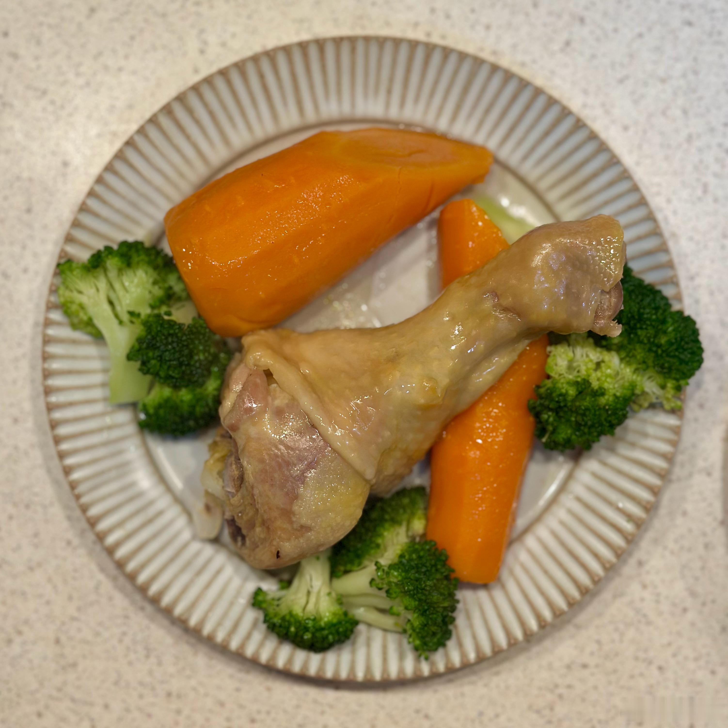 晚餐。蒸大鸡腿，搭配胡萝卜和西兰花。鸡蛋白菜炒河粉。买几个卤鸡脚搭个味道。 ​​