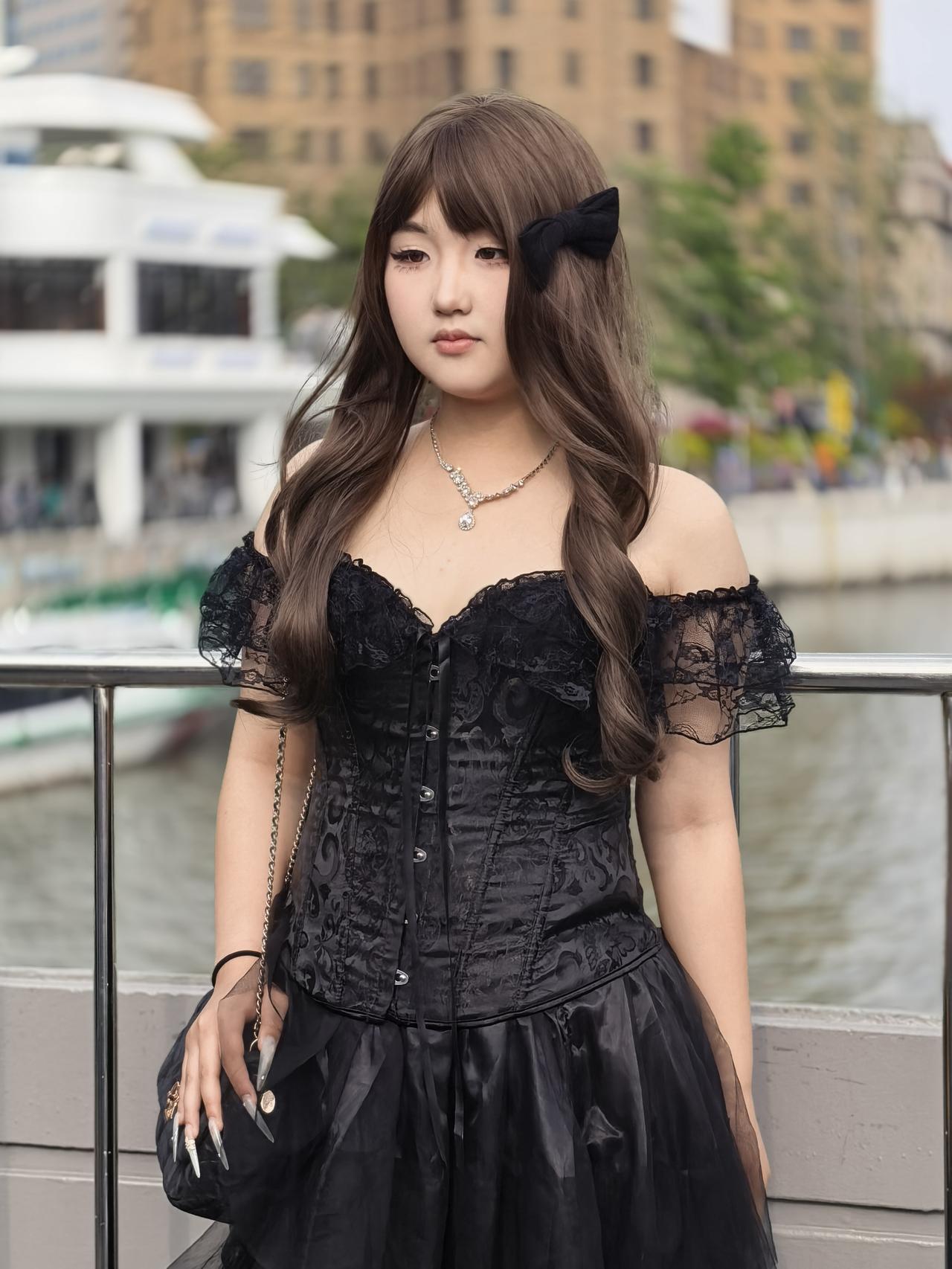 黑裙少女的街头
街头的风掠过，她一身黑裙如暗夜的玫瑰，蕾丝抹胸与束腰勾勒出柔美的