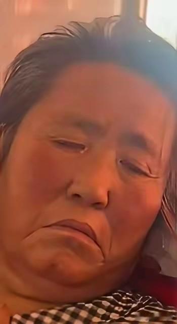 [微风]泪目！一母亲吃完午饭后说身上不舒服，想上床躺一会儿，家人没在意，一段时间