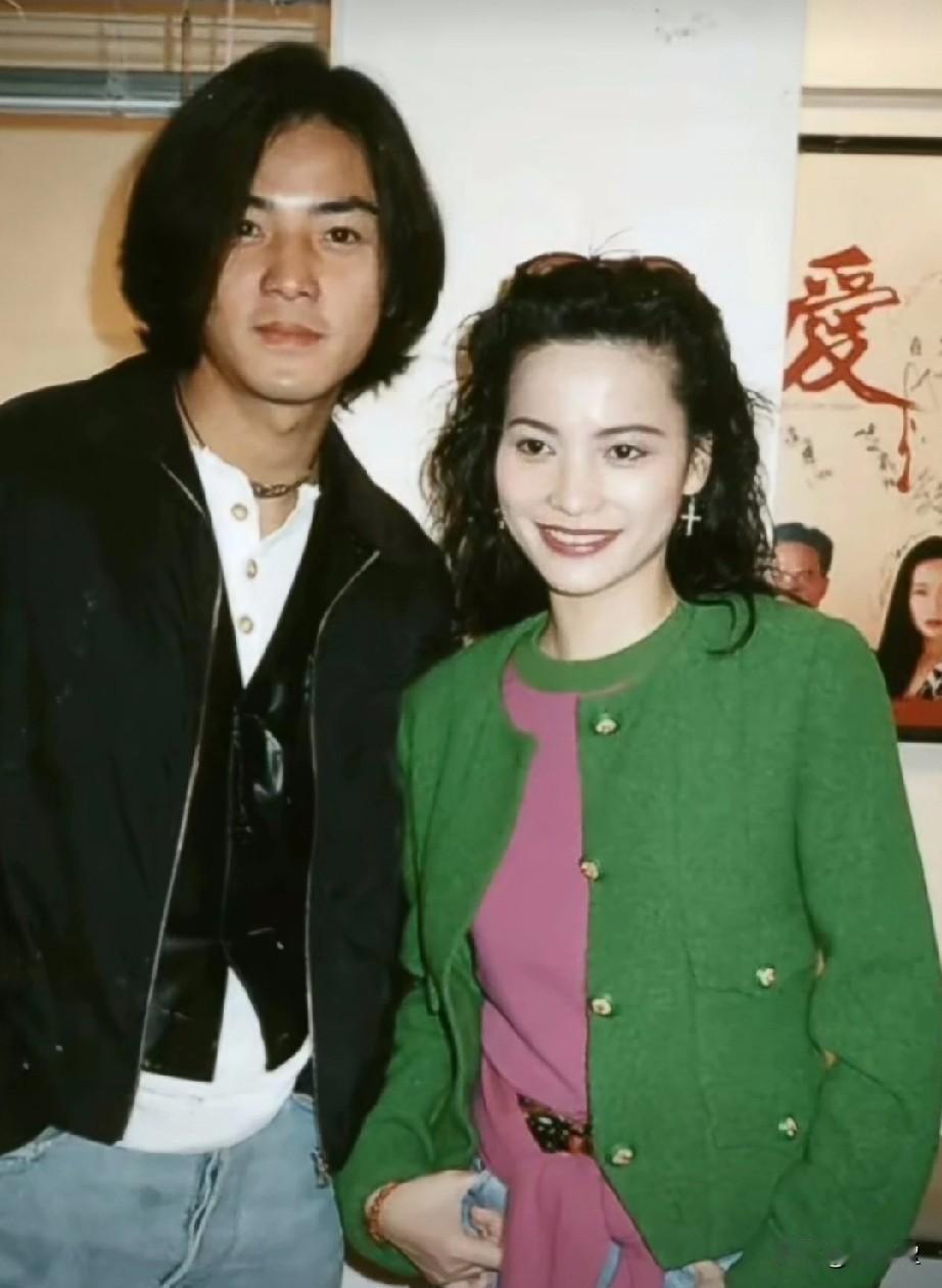 这张照片拍于30多年前
香港娱乐圈的两位艺人同框合影，左边留着中长发的男生，和右