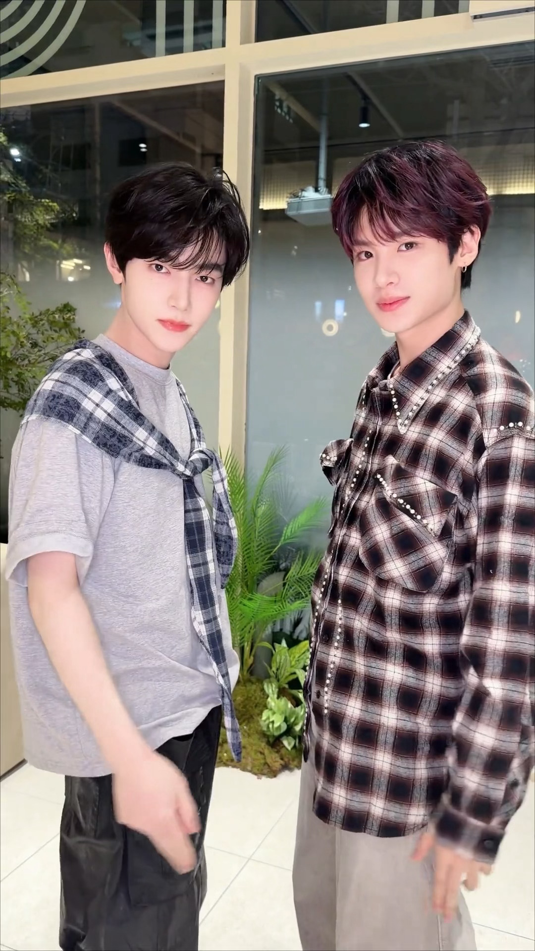 这个黄明昊还在展示他的人脉！和章昊一起cha了！！黄明昊章昊cha 黄明昊还在展