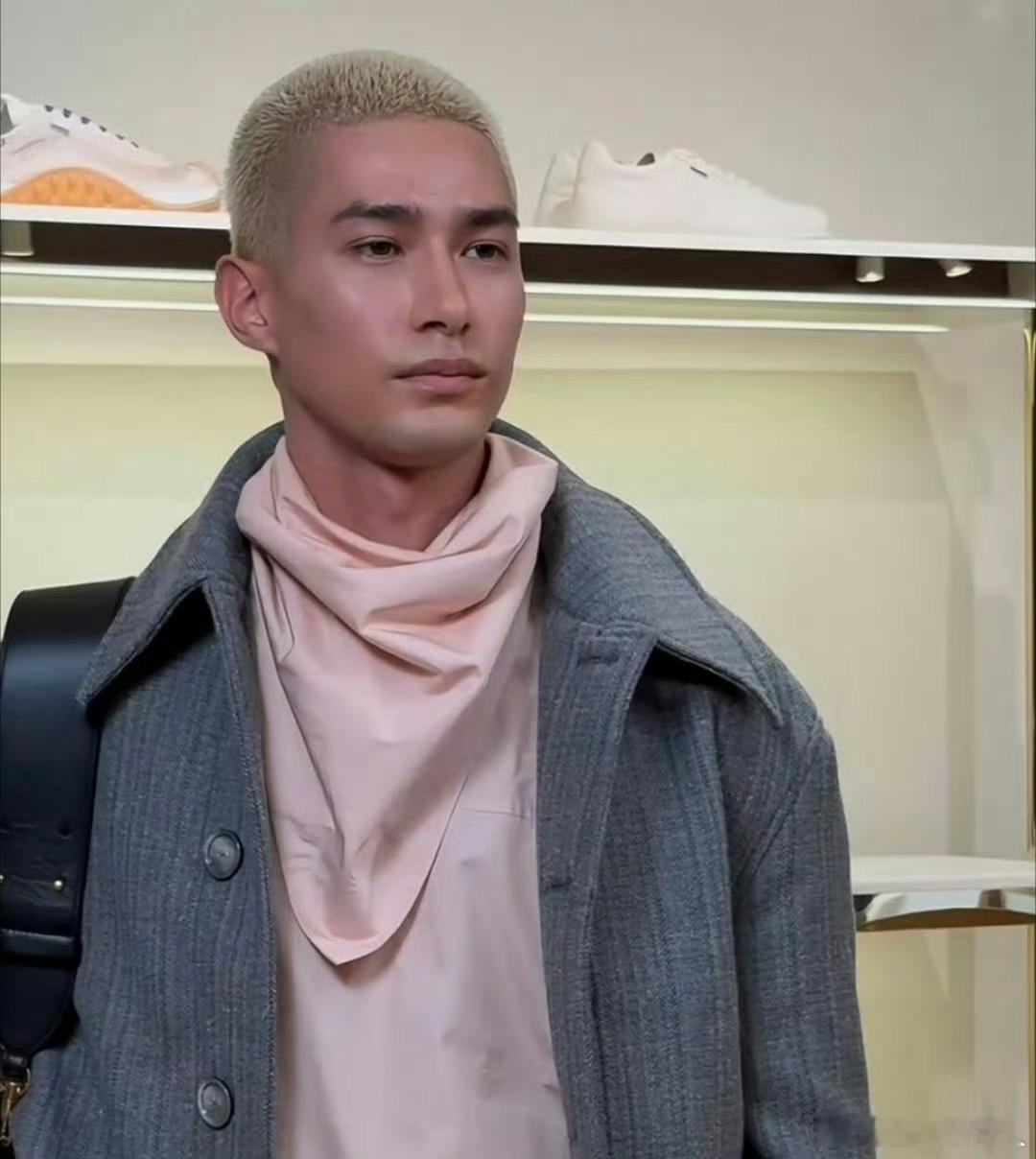 感觉他来内鱼出道就是个错误，选秀流量过去，也就偶尔能从个别品牌站台活动看到他 ​