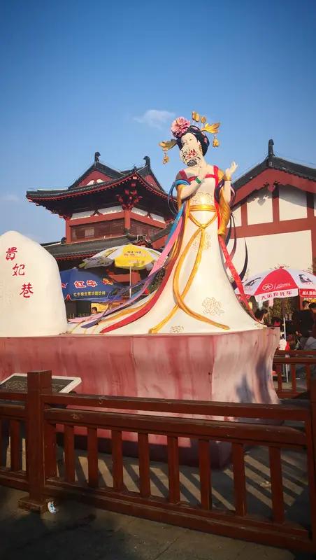 不抹胭脂不点妆，
天生清丽好容光。
身姿温婉多灵气，
敢与贵妃论短长。
