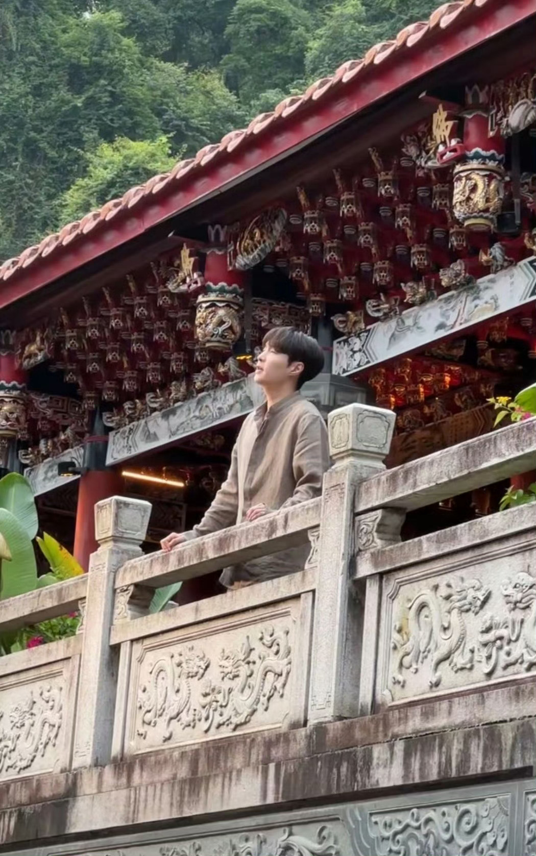 张艺兴今天安溪路透好嫩的青春男大皮肤好白状态真好