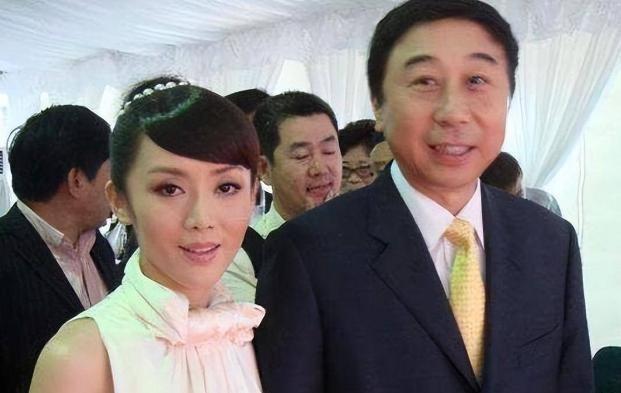 我要曝光冯巩，他是一个两面派的小人！”2004年，老艺术家冯巩家的保姆张慧，公然