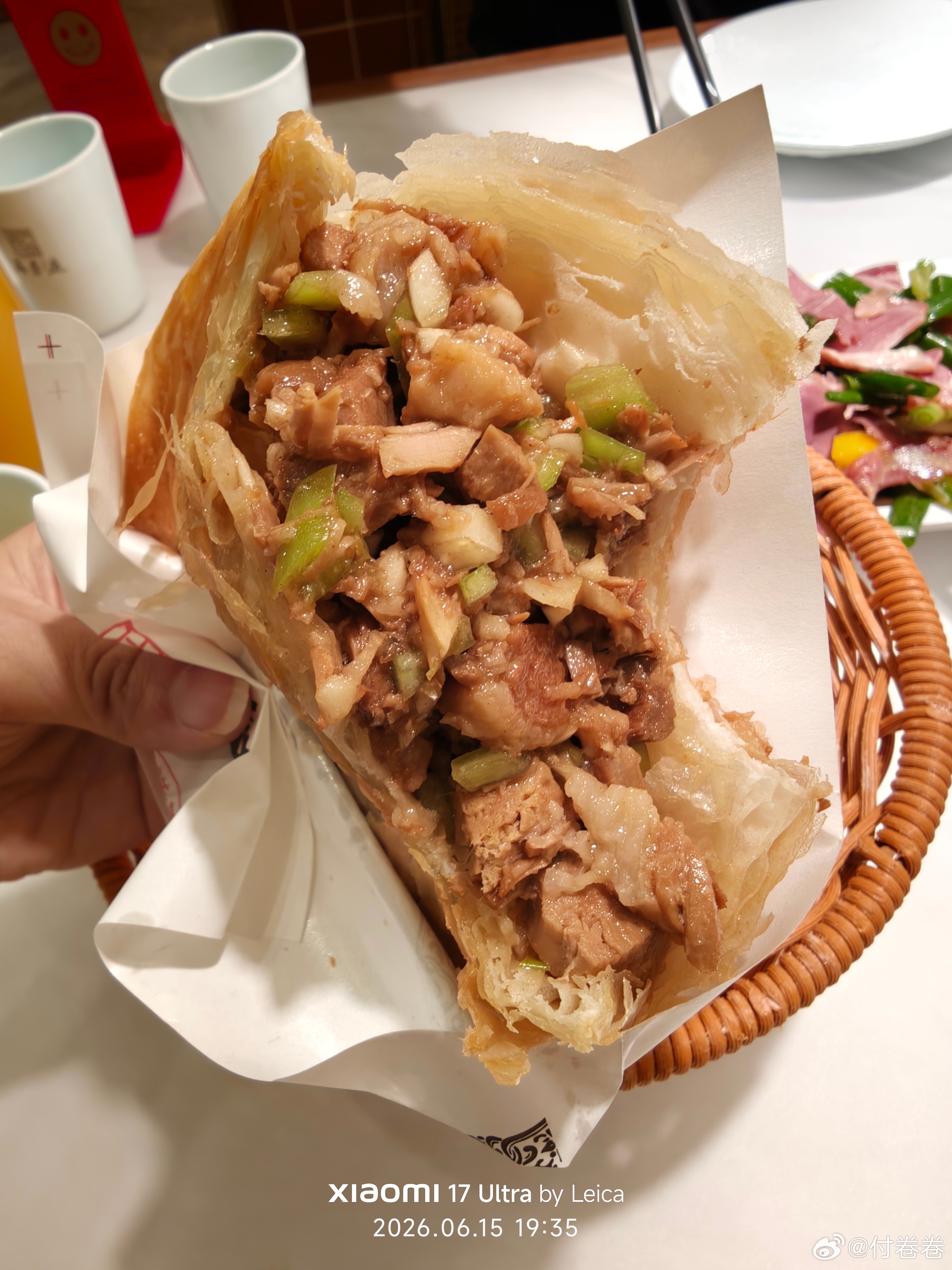 这肉夹馍巨好吃！居然没人告诉我呢，差点错过！肉夹馍付卷卷付卷卷