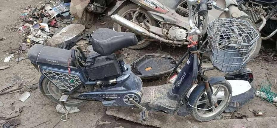 我把家里那辆破电动车卖了，卖了200块钱，买家是卖电动车的老板。也不清楚这价格合