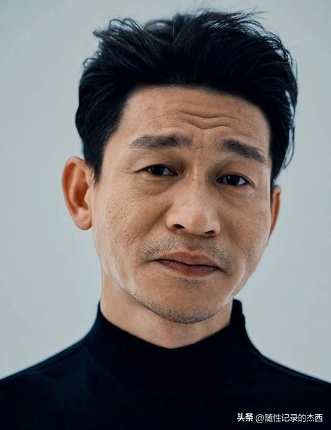 这位70后男演员长相一般，没有辛柏青的颜值高，但他演技不输于和伟和辛柏青，是一个