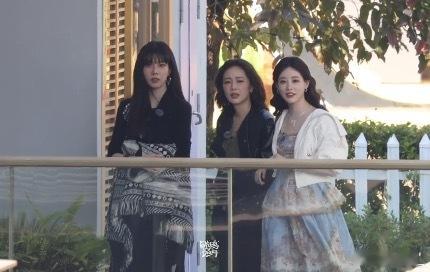 高叶祝绪丹宋妍霏把饭撒当军训三美太会了！片场秒变饭撒拉练场，镜头一现就整齐营业，