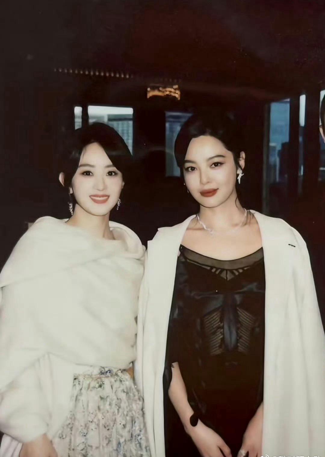 赵丽颖的一个举动，

最近温暖了好多人。

她悄悄为好姐妹辛芷蕾的新电影，

《