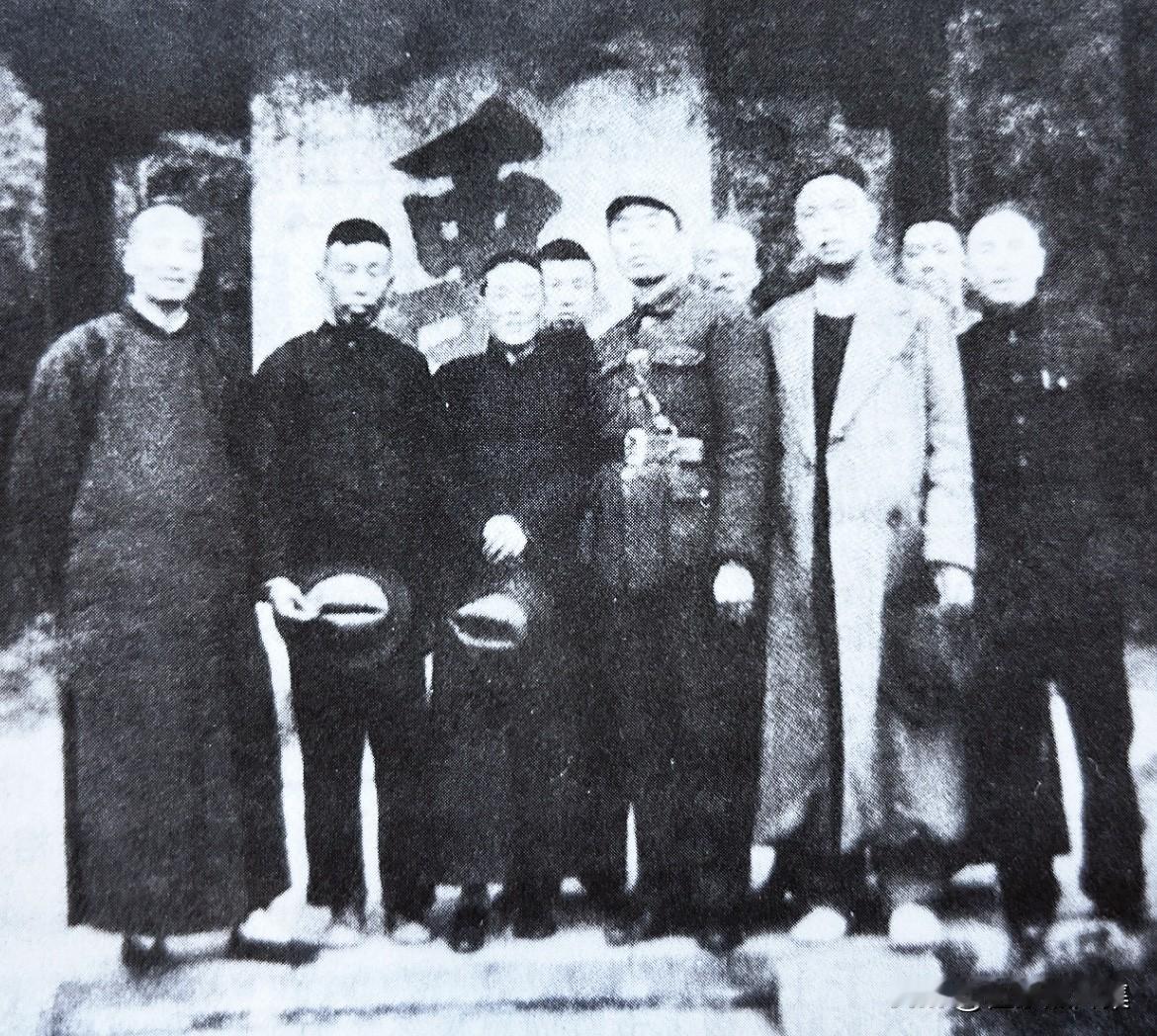 1939年春，抗日战争进入相持阶段，国民党消极抗日、积极反共。时任中共中央军委副