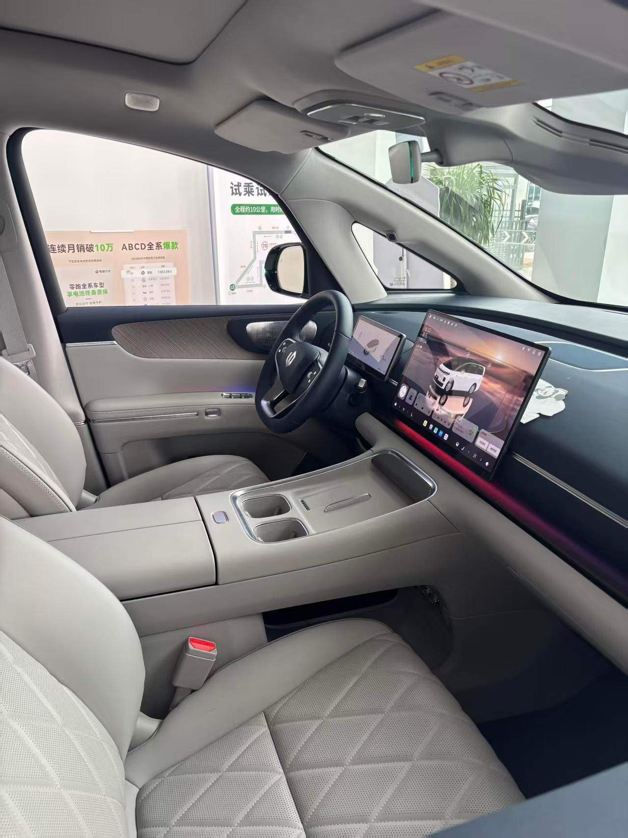5280毫米七座MPV，增程480或纯电700都能选，双叉臂前五连杆后悬；二排舒