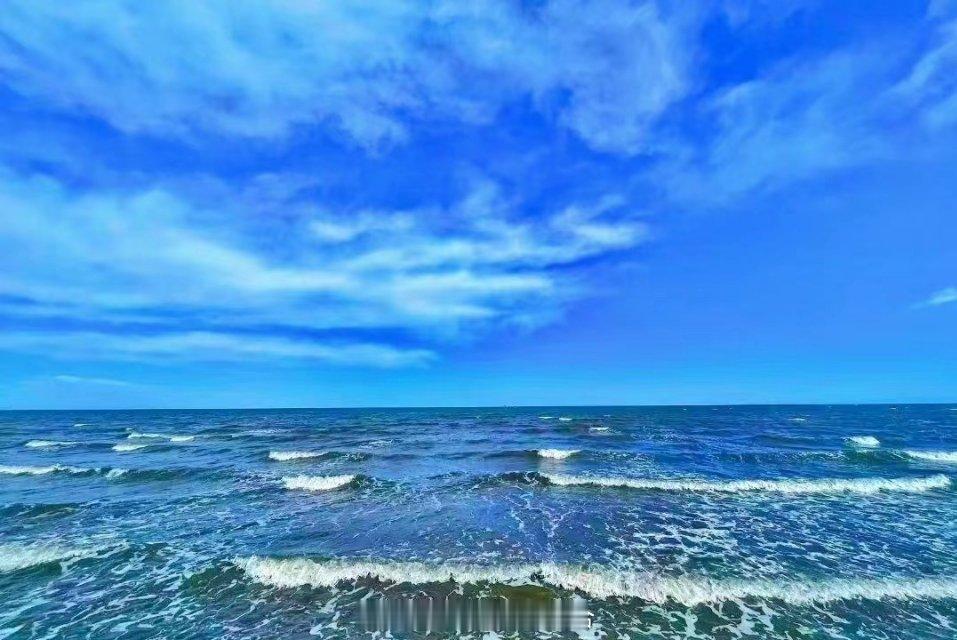 #属于青岛人夏日浪漫#好蓝的海，看着让人心情立马被治愈了，这么浪漫的时刻，肯定要
