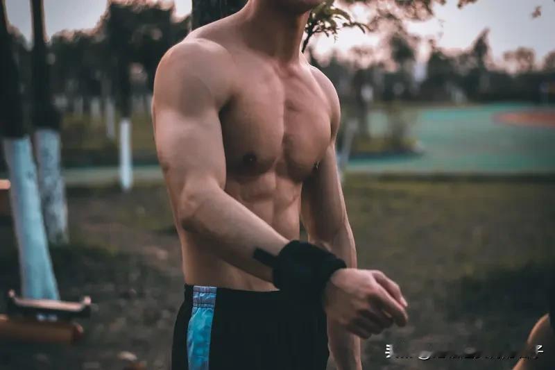 12月20号陕西这起车祸看得人太揪心了。西安西咸新区路上，女司机打轮失控撞向骑车