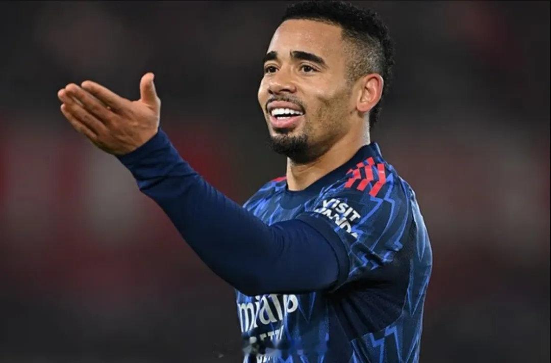 热苏斯在对国米的赛前新闻发布会上表示，他希望自己能和阿森纳续约，这名前锋的合同2