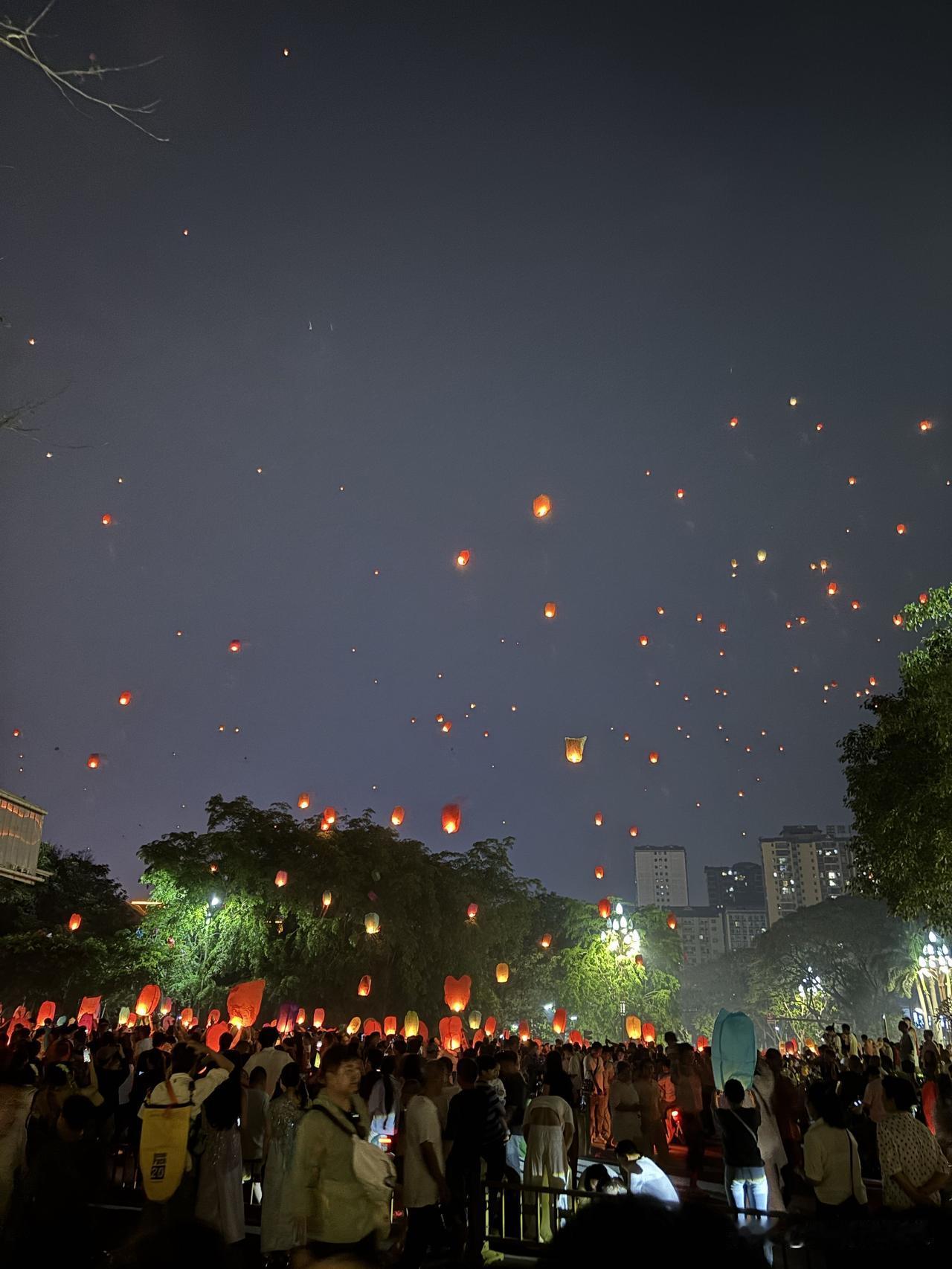 西双版纳泼水节，今晚的活动是在澜沧江（湄公河）边举行盛大的放孔明灯活动。时间是晚