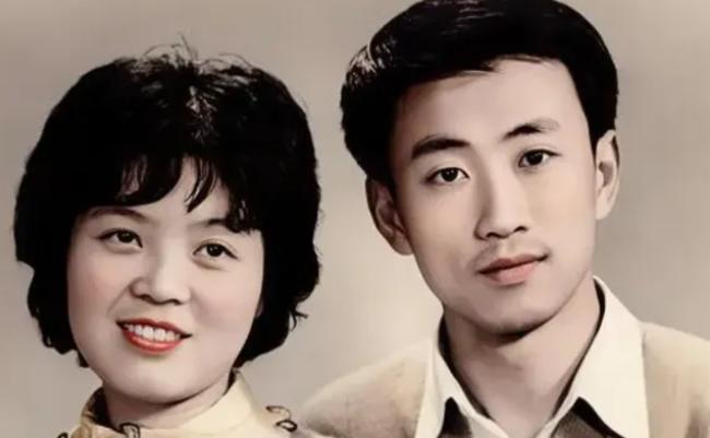 1977年，知青刘小勇考上大学，准备出发去报到。农村女友红着眼，紧张道：“你，你