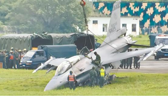 美国又往台湾卖武器了！
111亿美元的大单子还没消化完，F-16V战机已经开始交