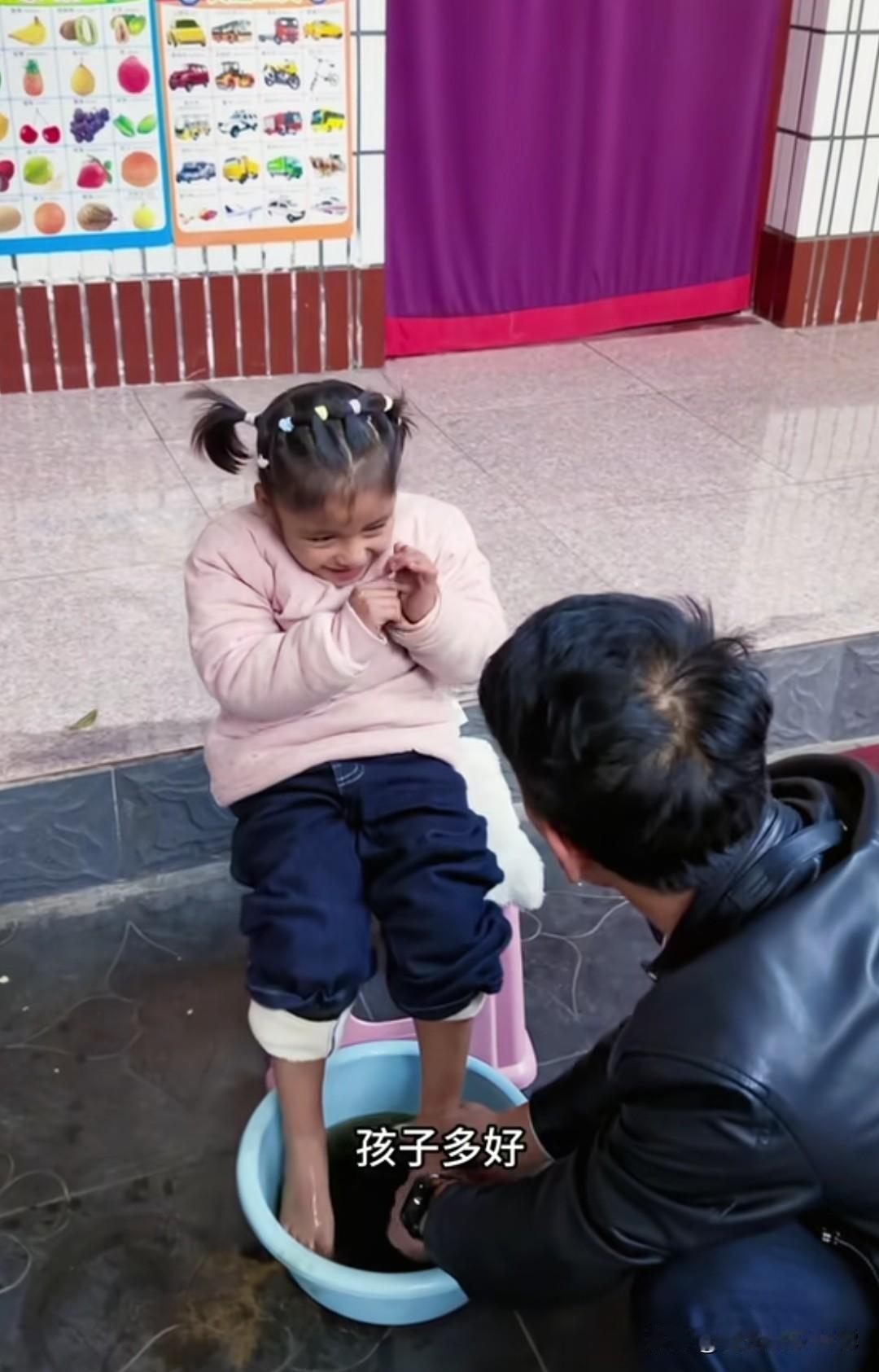 皮衣哥昨天和老陆在一起直播助农。
    老陆和小赵的妈妈千里迢迢带着礼品去见皮