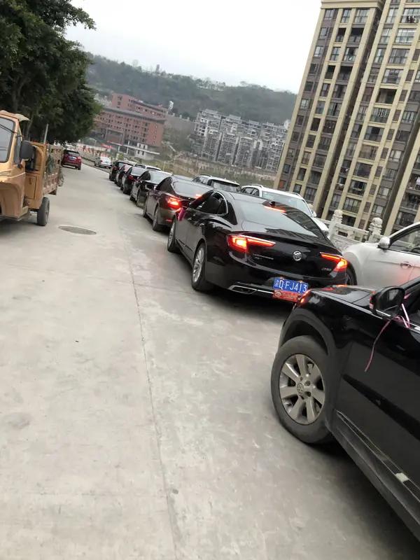 拦婚车要钱这事儿，真得说道说道。之前河北一对新人婚车被拦，拦车者索要50条香烟，