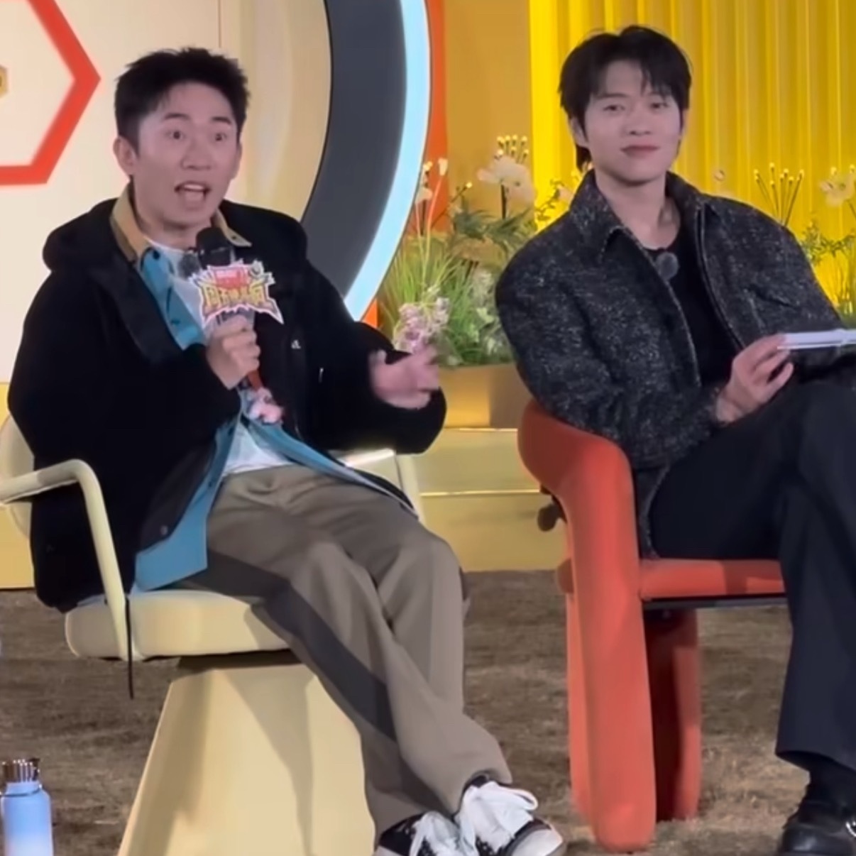 杨迪回应喝路人的水杨迪现场会议喝路人剩下的水，但一定要注意一问二看三感受 