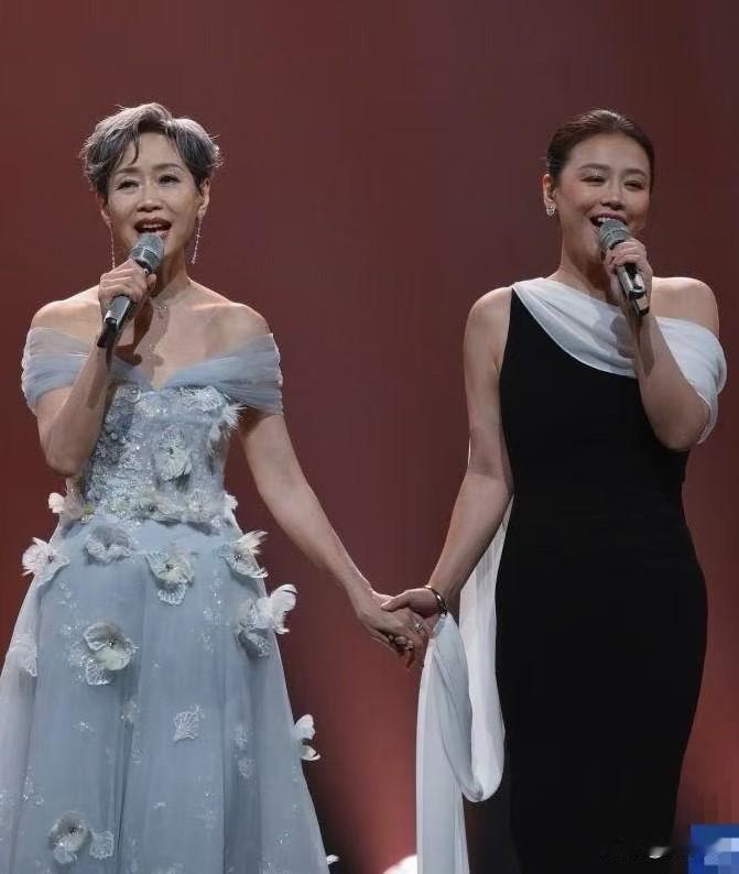 “2026湾区升明月”，叶童和马思纯同框，真的太典型了。
马思纯这半年瘦得没话说