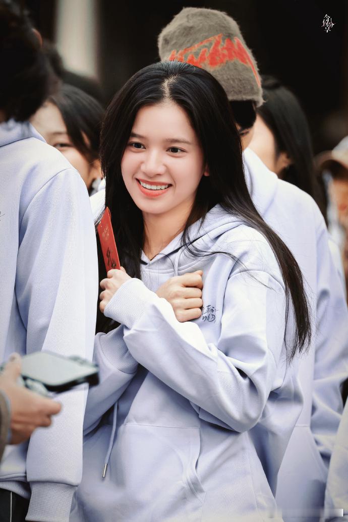 张婧仪外套容量不亚于一条瑜伽裤谁被《致我那菜市场的白月光》路透戳中了！张婧仪的外