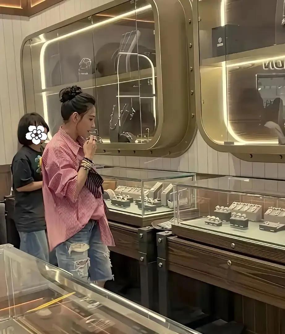 近日，有网友在三亚免税店偶遇张柏芝购物。画面中的她，即便已45岁，状态依旧好得惊