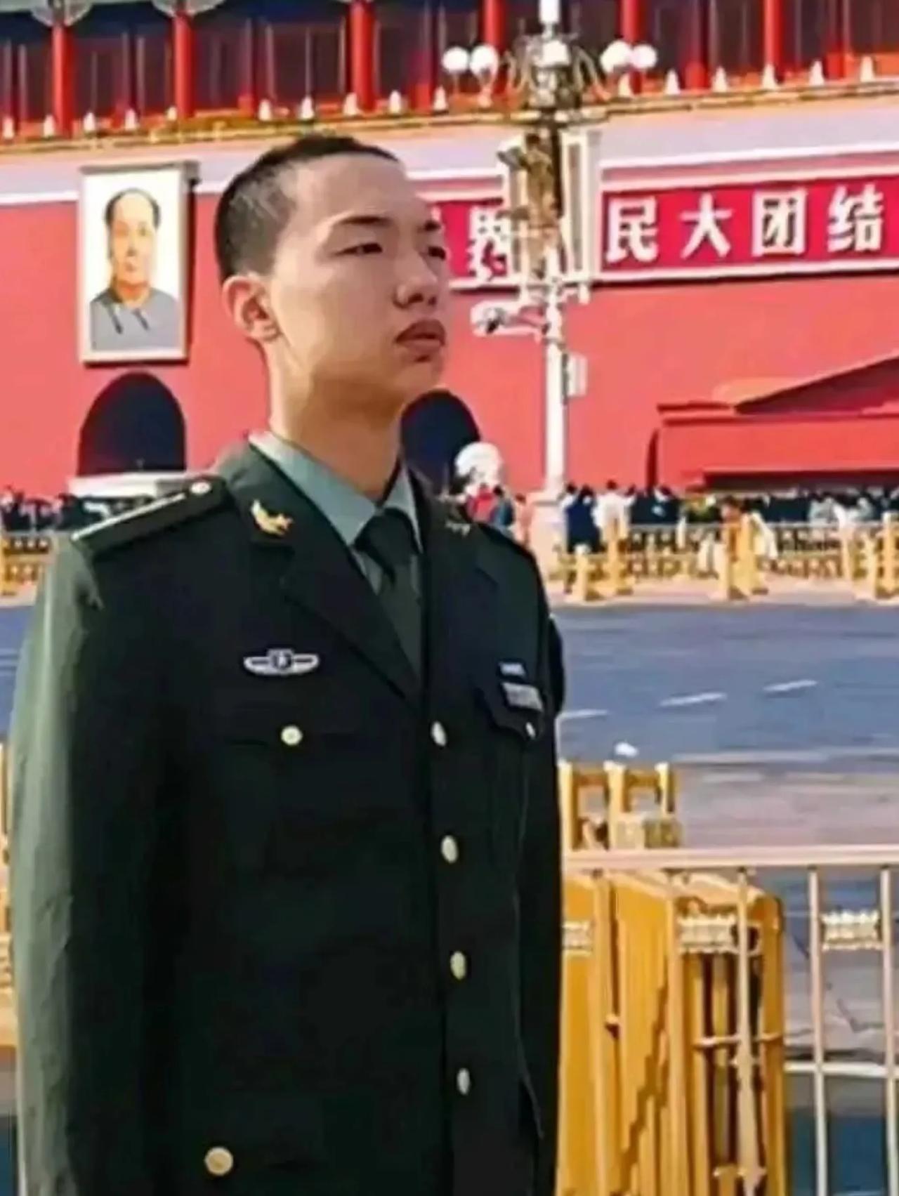 毛东东穿着军装，他专门来到天安门广场，与曾爷爷的画像合影。这里是祖国最神圣的地方