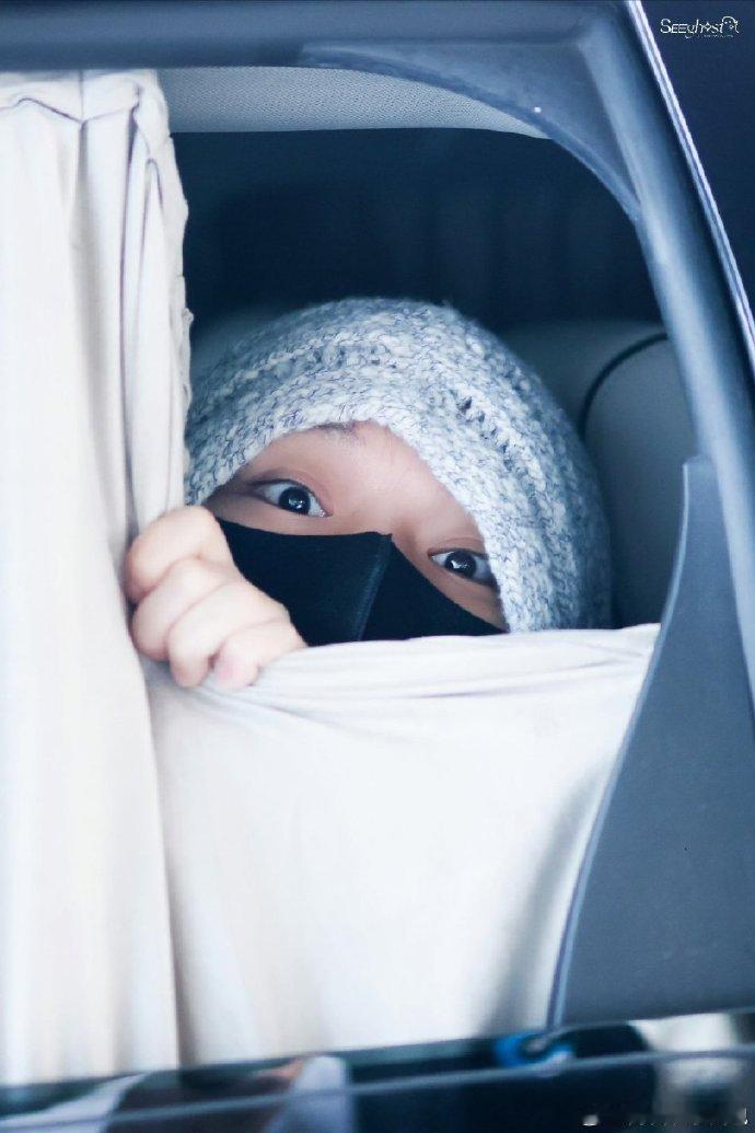 黄霄雲这大眼睛萌度超标！眨巴眨巴的样子简直像海德薇偷了魔杖混进乐坛，这波跨次元撞