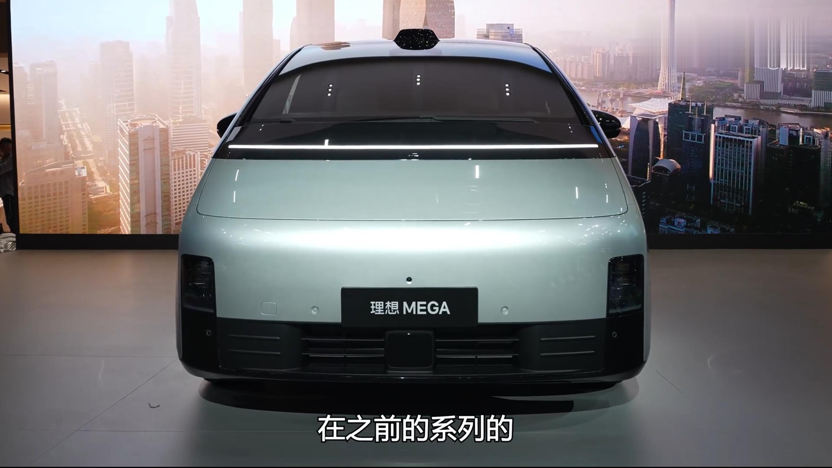#理想MEGA真车实拍# 看了大老师实拍的理想MEGA，车头线条比厂长放的官图感