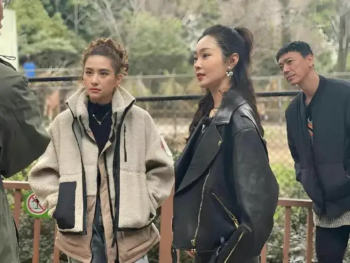 宋轶和这个女生在一起合照，这大概就是豪门千金和明星的区别吧！ 