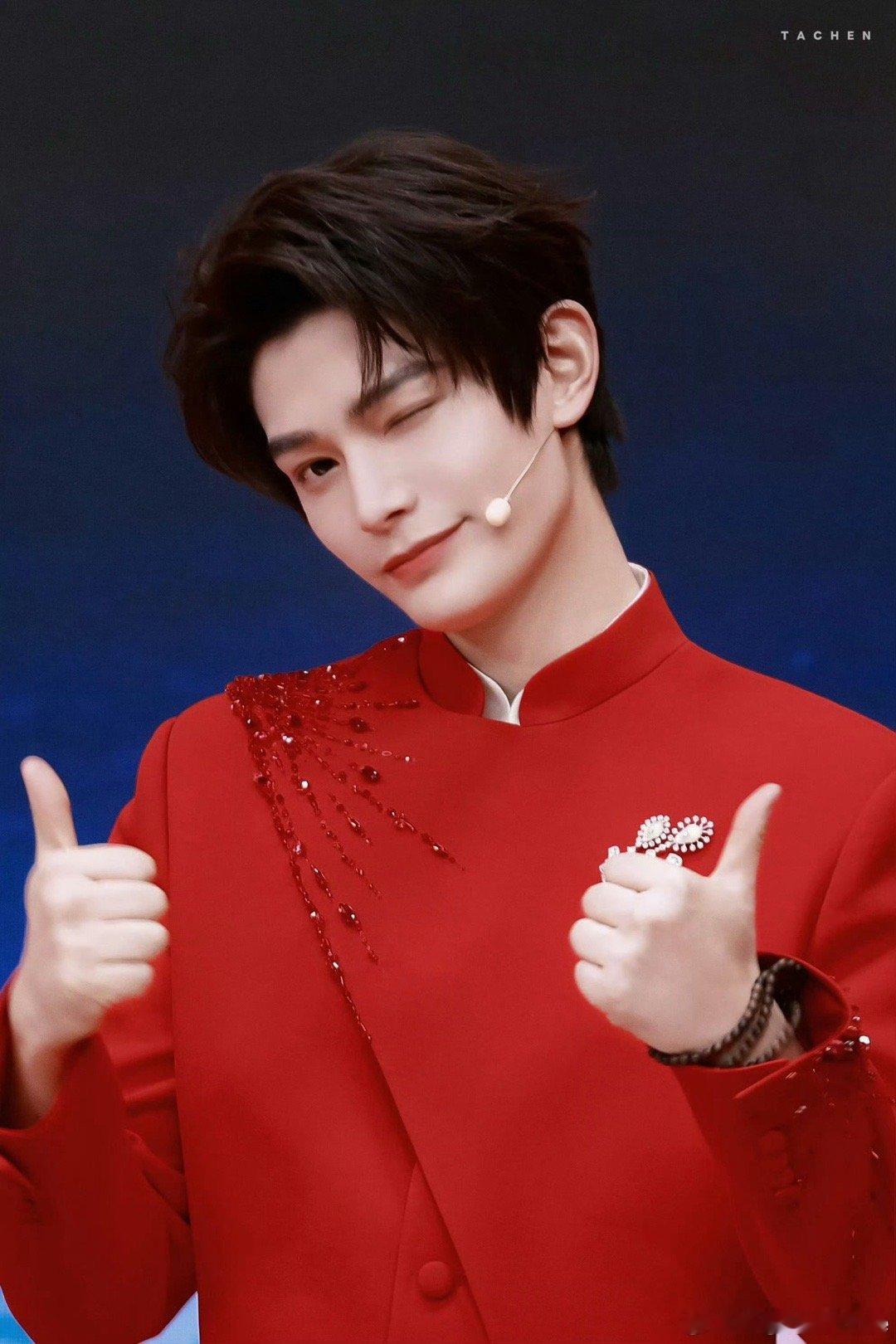 丁禹兮 央妈严选 谁被春晚丁禹兮治愈到了！脸蛋周正又清爽，舞台专注、小动作超萌，