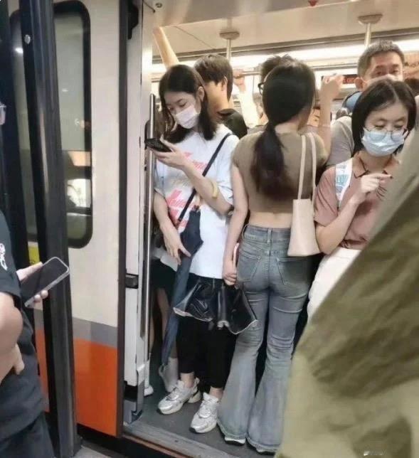 地铁上人多的挤不上去，这种情况你会怎么办？