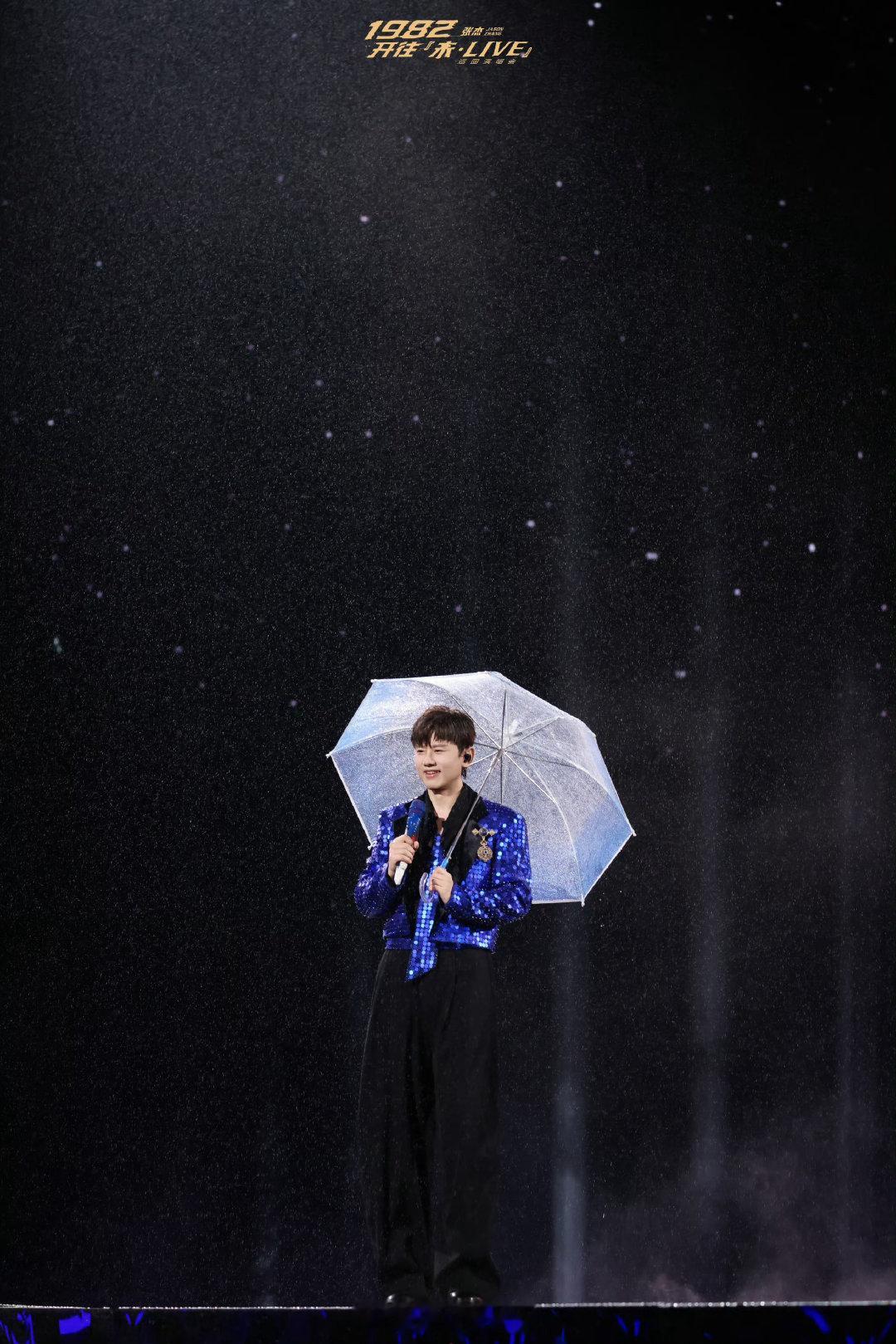 张杰一脚踏出舞台火花 张杰演唱会舞台太会设计！杭州场《不眠之夜》新编舞，增加da