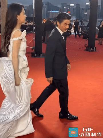 中国香港金像奖，杨颖衣锦还乡，依然风光无限，依然有人提裙子。不过这次帮她整理裙子