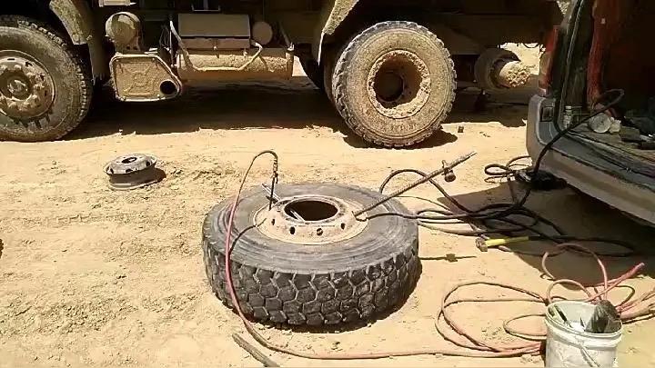 陕西，货车司机开车爆胎，只能喊师傅补胎，提前说好 300 块钱。可是补完胎以后，