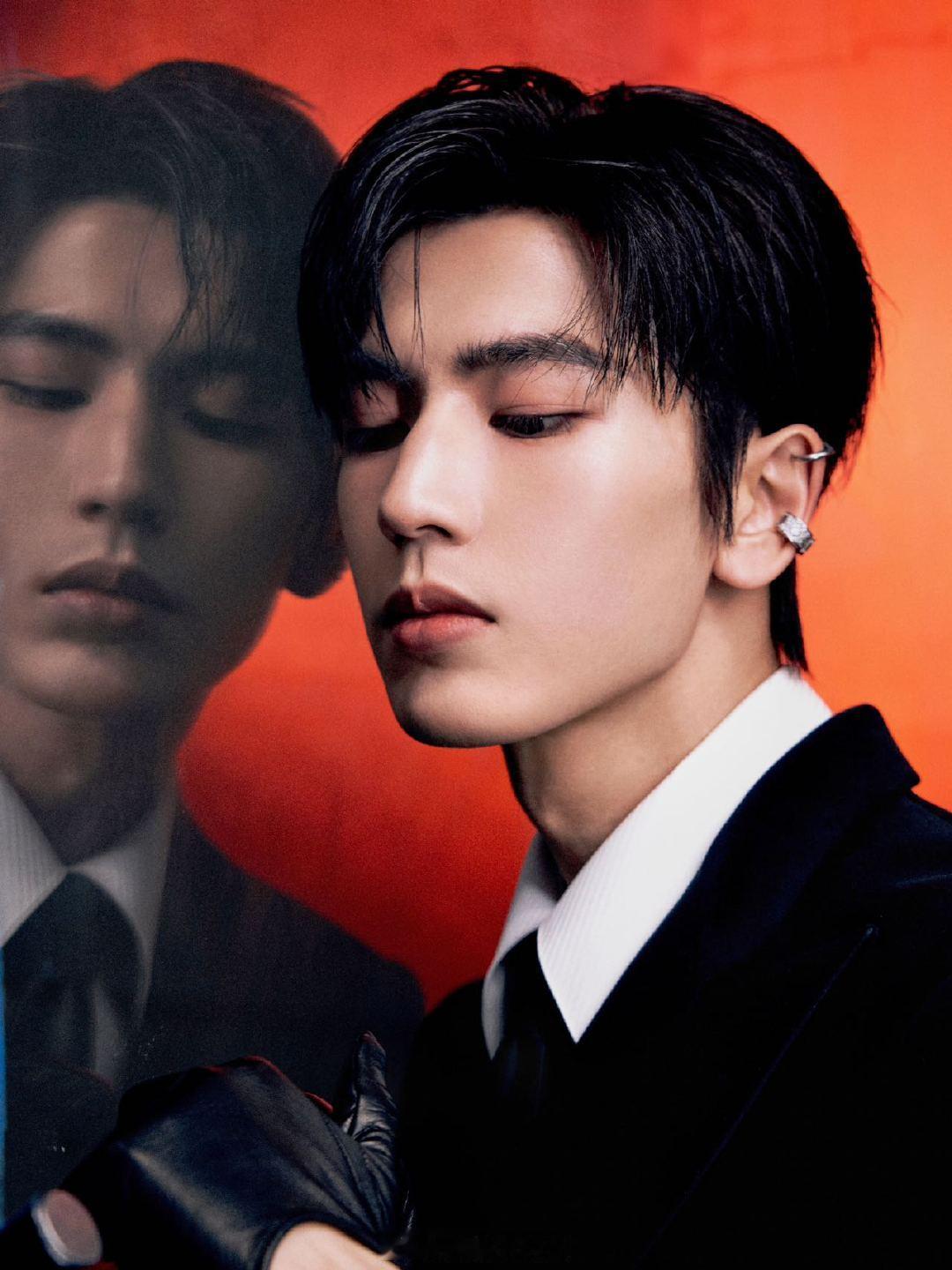 张凌赫这套造型必有高人指点谁敢信这是跨年造型？张凌赫直接上演daddy诱惑！红黑