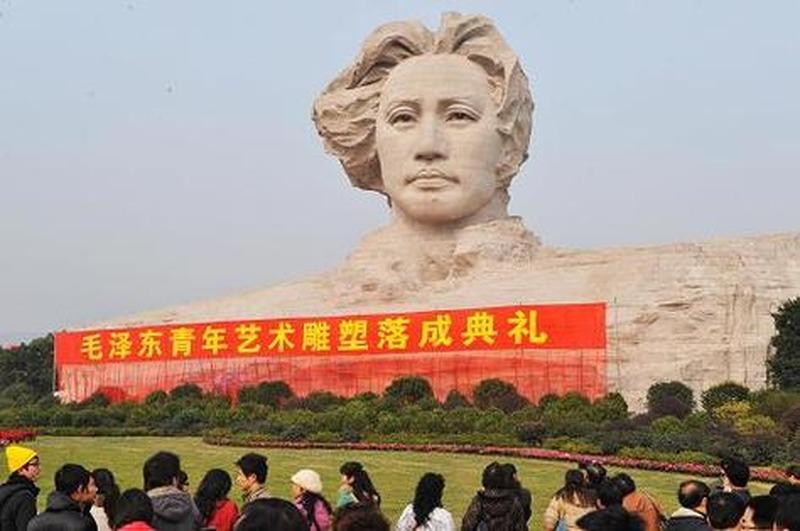 青年毛泽东本没有痣，橘子洲头这尊雕像下巴上却硬生生添了一颗。

一颗痣，牵出一场
