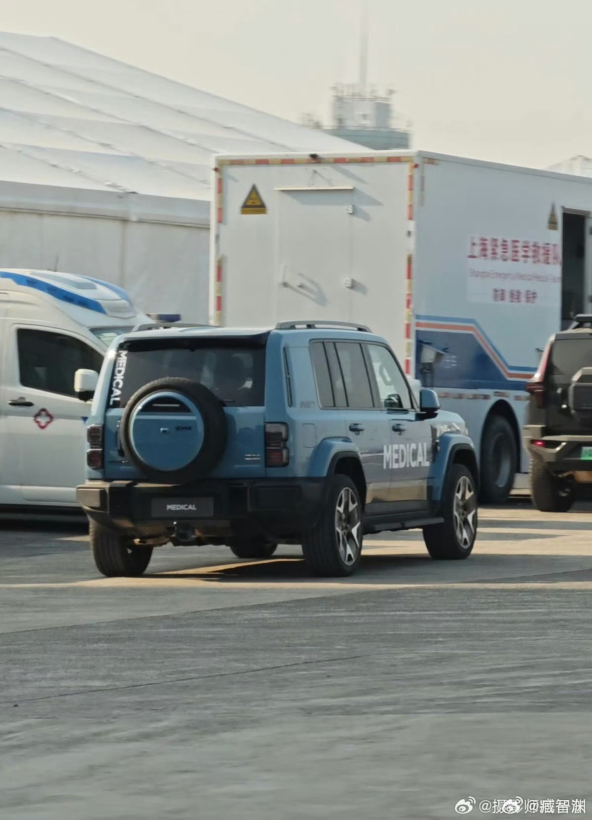 iCar V27，尺寸比V23大，改为增程。出道即巅峰，今天F1赛场上和官方安全