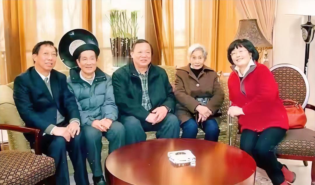 他是上海人，曾任市委书记，晚年带病写回忆录，遗体无偿捐献。这个人物是谁？