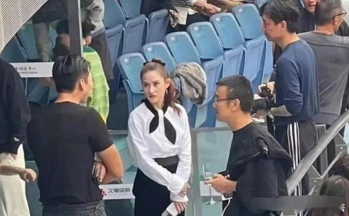 何超莲面无表情的时候，真的好凶狠，果然豪门不会有傻白甜 
